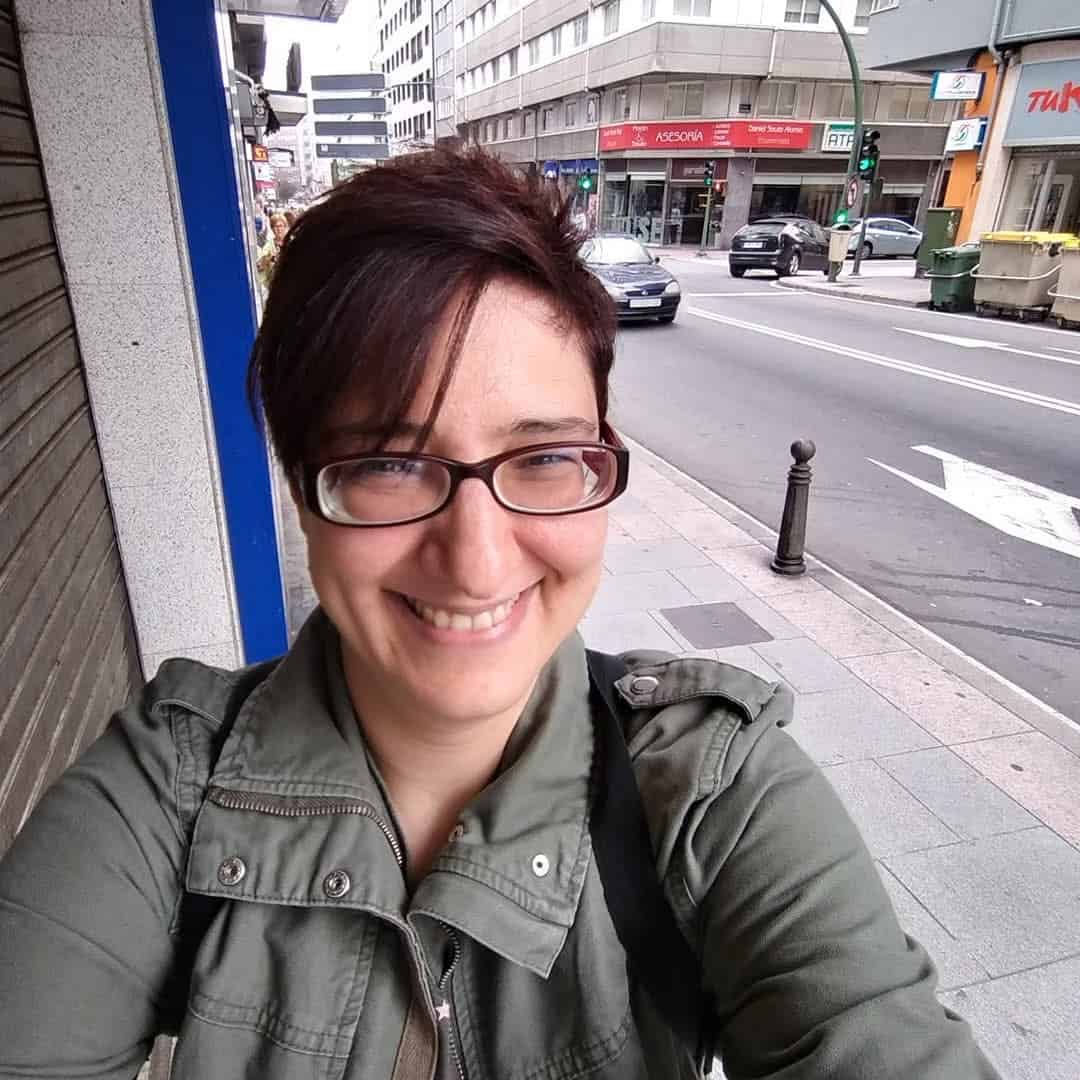 Luz, educadora canina de Bruma Connection, sonríe a cámara.