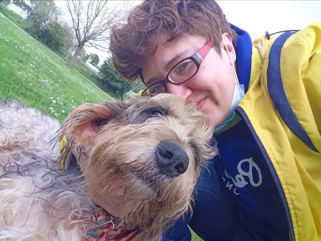 Luz, educadora canina en Bruma Connection, sonríe a cámara.